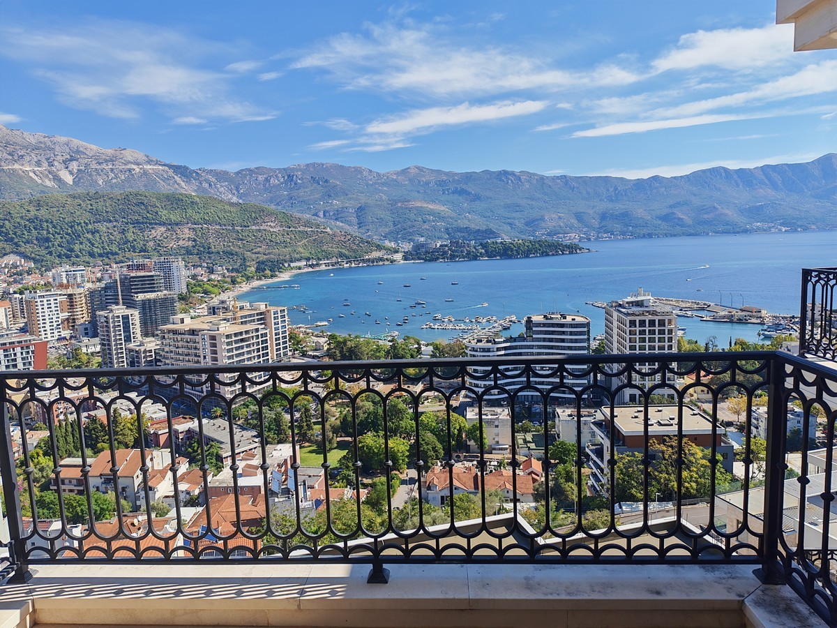 Ekskluzivan dvosoban stan sa pogledom na more i grad – Komoševina, Budva